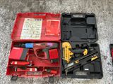 deux outils dans un coffret rouge posé par terre