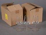 trois verres à vin vides devant une boîte en carton