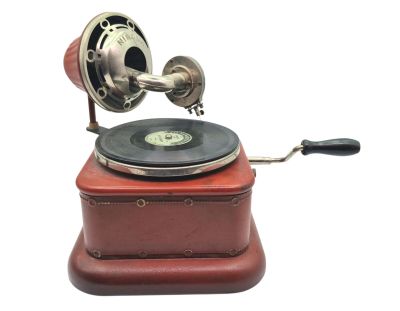 un vieux tourne-disque posé sur un support en bois, avec un fond blanc