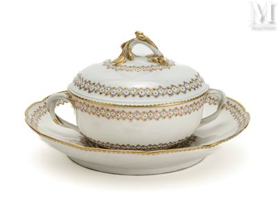 un bol blanc et une soucoupe posés sur une assiette
