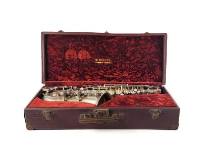 un saxophone dans son étui, sur fond blanc
