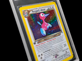 une image d'une carte Pokémon dans un étui en plastique