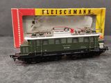un petit train qui se trouve dans une boîte