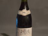 une bouteille de vin posée sur une table