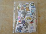 un sac de timbres posé par terre à côté d'une pile de timbres