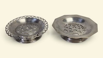 paire de plats anciens en métal argenté, aux bords en filigrane
