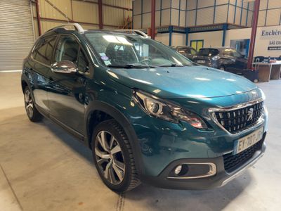 La voiture bleue est garée dans le garage d'un immeuble.