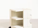 une photo d'une petite armoire blanche sur roulettes
