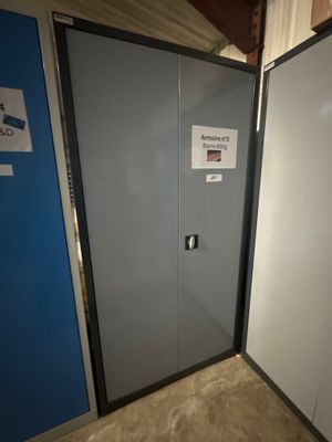 deux portes ouvertes dans une pièce