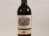 une bouteille de vin posée sur une table