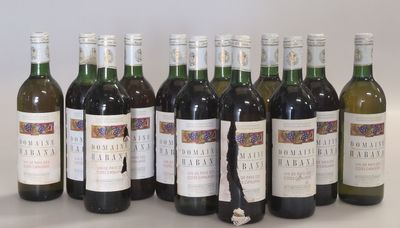 six bouteilles de vin sont alignées sur une table