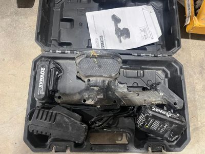 une boîte à outils contenant des outils, posée sur le sol