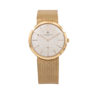 gros plan d'une montre-bracelet en or sur fond blanc