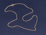 une image représentant un collier avec une chaîne en or sur fond bleu
