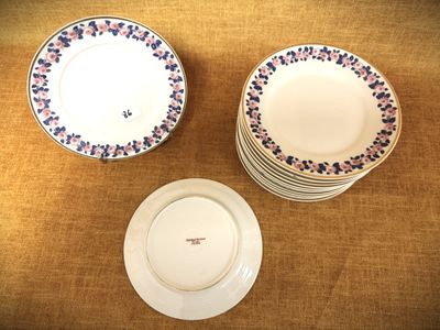 plusieurs assiettes posées sur une table