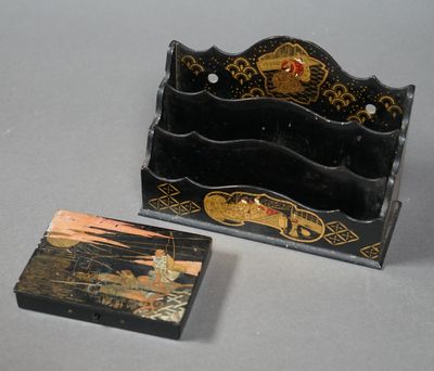 une petite boîte en bois ornée d'un motif noir et or
