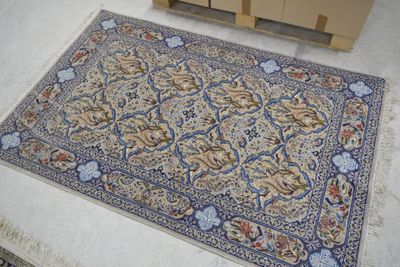 un tapis posé par terre à côté d'une pile de cartons