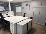 un bureau blanc avec une chaise noire dans une pièce