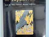 un livre sur lequel figure l'image d'un oiseau