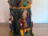 un petit vase sur lequel est représenté un homme et une femme