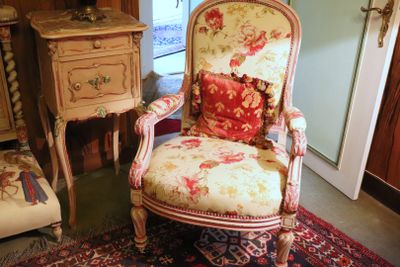 a chair that is sitting in the middle of a room