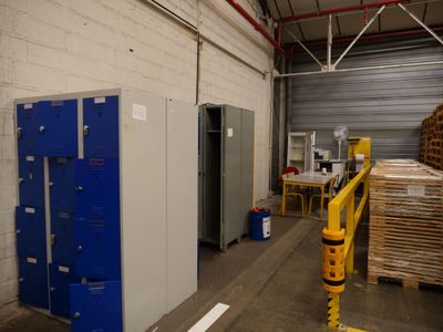 UN Ensemble DE 24 Cases Vestiaires ,Fermeture A Cadenas EN 2…
