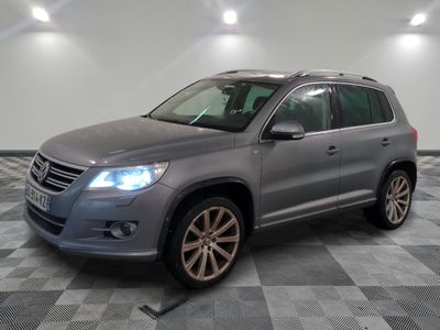 La Volkswagen Tiguan est garée dans le garage dont le sol est à damier.