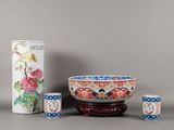 trois vases et un bol posés les uns à côté des autres sur une table
