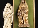 une image représentant une statue d'une femme tenant un bébé dans ses bras et une statue d'un homme tenant un enfant dans ses bras