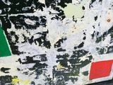 un gros plan sur une œuvre d'art posée par terre