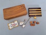 une petite boîte en bois contenant une cuillère, un repose-cuillère et d'autres objets