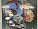 une image représentant un livre sur lequel figurent l'illustration d'un vase et d'autres objets