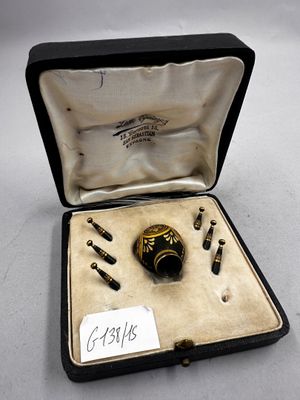 une boîte contenant un stylo et d'autres objets