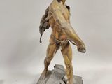 statue d'un homme tenant une batte de baseball, posée sur un socle en marbre