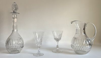trois verres à vin et une carafe posés sur une table