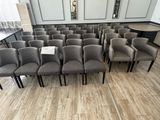 de nombreuses chaises disposées en cercle dans une pièce