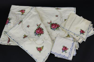 une pile de serviettes blanches ornées de roses roses