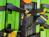 un tas de piles vertes munies d'étiquettes jaunes