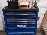 une armoire à outils bleue sur laquelle sont posés de nombreux outils