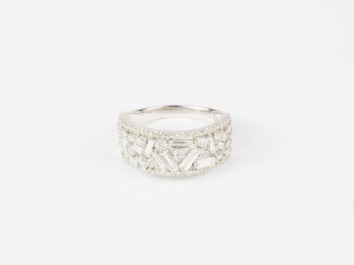 Bague bandeau contemporaine en or gris pavée de diamants de …