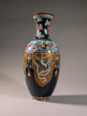 une image représentant un vase orné d'un dragon, posé sur une table