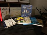 de nombreux livres pour enfants posés les uns à côté des autres sur un bureau