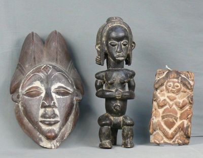 Trois pèces de style en bois lourd et léger à patine sombre …