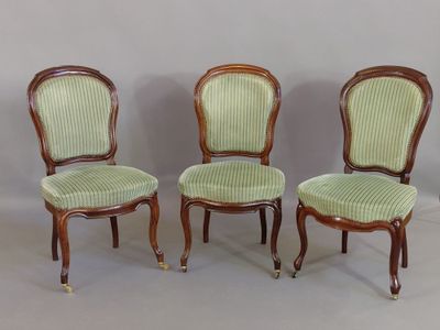 trois chaises recouvertes de tissu vert, recouvertes de tissu vert, recouvertes de tissu vert, recouvertes de tissu vert, recouvertes de tissu vert, recouvertes de tissu vert, recouvertes de tissu vert, recouvertes de tissu vert