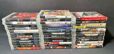 de nombreux DVD empilés les uns sur les autres sur une table