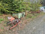 une petite remorque garée sur le bord de la route