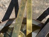 deux couteaux et une cuillère posés dans un saladier en métal