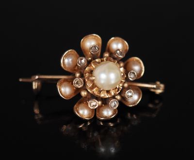 gros plan d'une bague en or avec des perles et des diamants