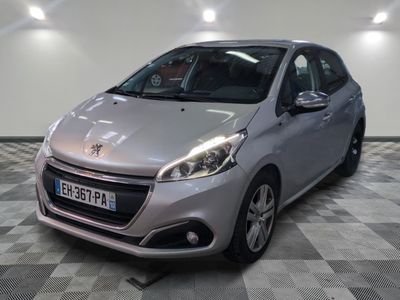 la voiture argentée est garée dans le garage sur le sol en damier
