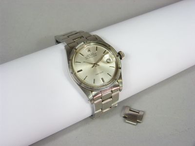 une montre posée sur une serviette de table